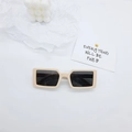 Détail des lunettes de soleil rectangulaires beige pour enfant sur fond blanc - Beige