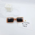 Détail de lunettes de soleil rectangulaires orange pour enfants avec des verres foncés chic - Couleur Thé au Lait