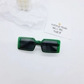 Detalle de gafas de sol para niños con montura rectangular verde translúcida - Verde Transparente