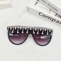 Detalle de gafas de sol extragrandes con flecos de cristal y lentes degradadas lilas - Montura Negra Gris Doble