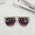 Detalle de gafas de sol con flecos de cristal y lentes degradadas moradas sobre fondo blanco - Transparente