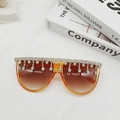Detalle de gafas de sol ámbar con pedrería brillante y borlas de cristal fino - Naranja Transparente