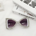 Detalle macro de gafas mariposa con diamantes de imitación brillantes y lentes degradados - Blanco