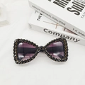 Detalle de gafas de sol de mariposa con montura de cuentas negras y lentes degradadas - Negro