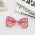Detalle de gafas de sol de mariposa rosas con brillantes de imitación y lentes degradadas - Rosa Transparente