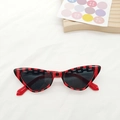 Detalle de gafas de sol de ojo de gato con rayas rojas y negras y lentes oscuras - Rayas de Cebra Rojo y Negro Lente Negra