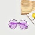 Detail einer lila blumenförmigen Kinder-Sonnenbrille mit runden Blütenblättern auf weiß - Amethyst
