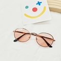 Detailansicht der roségoldenen Metallsonnenbrille mit Strass am Steg und Wellenbügeln - Rosa/Goldrahmen (Oval)