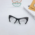 Gafas de gato negras de media montura con lentes transparentes sobre fondo blanco - Montura Negra Patillas Blancas