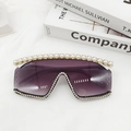 Detalle de lentes degradadas moradas con borde de perlas y adornos de pedrería brillante - Montura Negra Gris Doble