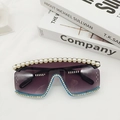 Détail de lunettes de soleil oversize avec perles blanches et cristaux sur la monture - Bleu transparent