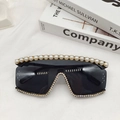 Detalle de las gafas de sol de gran tamaño con perlas blancas y pedrería brillante - Montura Negra Gris Completo