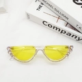 Detailansicht der gelben Halbrand-Sonnenbrille mit Strasssteinen und Vintage-Edelsteinen - Transparentes Gelb