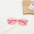 Gros plan détaillé de lunettes de soleil carrées roses transparentes avec charnières - Rose Transparent