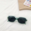 Gros plan de lunettes de soleil carrées vert foncé rétro avec rivets sur tissu blanc - Vert Transparent