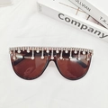 Lunettes de soleil rétro oversize avec pompons en cristal et verres marron foncé - Thé Foncé Transparent