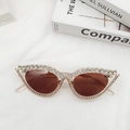 Détail de lunettes de soleil œil-de-chat avec strass de luxe et verres teintés marron - Champagne