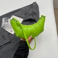 Borsa a mezzaluna verde neon con cuciture trapuntate e dettaglio nodo sul manico - Verde mela