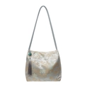 Sac seau en satin argenté avec broderie chinoise dorée et détail de gland à franges - Bleu