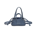 Blaue Mini-Handtasche aus Denim mit Kordelzug und weißem grafischem Fashion-Schriftzug - Dunkelblau