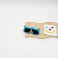 Vue détaillée des lunettes de soleil ours bleues pour enfants avec oreilles jaunes - Bleu ciel