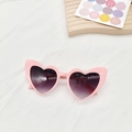 Λεπτομερής όψη ροζ γυαλιών ηλίου σε σχήμα καρδιάς με σκούρους φακούς και γερό μεντεσέ - Ροζ Σκελετός Γκρι Φακός