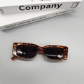 Vista superior de gafas de sol cuadradas retro de carey con lentes oscuras sobre gris - Estampado de leopardo