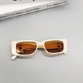 Detalle de gafas de sol cuadradas en crema con logo B dorado y lentes de ámbar - Blanco Roto