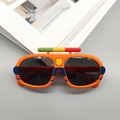 Primer plano de gafas de sol naranjas para niños con detalles de rayas de carreras - Naranja
