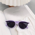 Detailansicht der lila TR90 Kinder-Sonnenbrille mit goldfarbenen Nieten auf weißem Hintergrund - Lila