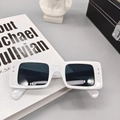 Detalle de gafas de sol cuadradas blancas con remaches plateados y lentes oscuras - Blanco Porcelana