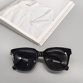 Primer plano de gafas de sol negras brillantes de gran tamaño con lentes oscuras - Negro Brillante