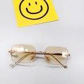 Détail de lunettes de soleil rectangulaires sans monture pour enfants avec branches dorées - Champagne