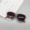 Détail de lunettes de soleil écailles avec verres dégradés et accents métalliques - Fleur Grise Verre Gris
