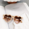 Détail de lunettes de soleil en forme de cœur avec monture nude et verres dégradés marron - Rose Orangé