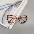 Detailaufnahme der Cat-Eye-Brille in Schildpatt-Optik mit goldenen Metallscharnieren - Leopardenmuster