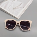 Gafas de sol ovaladas beige con lentes gris oscuro sobre un fondo minimalista - Blanco Roto