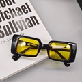 Lunettes de soleil rétro à monture noire rectangulaire avec verres jaunes et rivets - Monture Noire Verres Jaunes