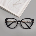 Detail der TR90-Cat-Eye-Brille mit Wellenkanten und eleganten goldenen Metallbügeln - Hellschwarz