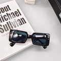 Lunettes de soleil rectangulaires modernes noir brillant avec clous et verres bleu foncé et clous - Noir Brillant/Verres Gris