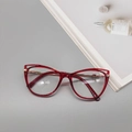 Monture de lunettes œil de chat rouge vin avec finition transparente et détails évidés - Thé Transparent