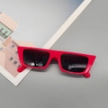 Lunettes de soleil rectangulaires rétro avec monture rouge brillant et verres noirs - Rouge Orangé