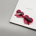 Herzförmige Kindersonnenbrille in hellem Rosa mit Wellenrand und dunklen Gläsern - Rosarot