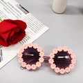 Detail of pink daisy flower frames on round children sunglasses with dark lenses - Kids / Pink