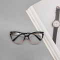 Detalle de montura cat-eye con degradado de negro a rosa y bisagras metálicas doradas - Estilo Cat Eye Degradado / Negro Rosa