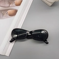 Gafas de sol ovaladas en negro brillante con lentes oscuras de estilo vintage minimalista - Negro Brillante