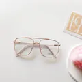 Dettaglio degli occhiali in metallo oro rosa con doppio ponte e lenti anti-luce blu - Trasparente