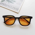 Vista plana de gafas de sol vintage rectangulares con montura negra y lentes - Marco Negro Lentes Naranjas
