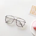 Dettaglio occhiali stile aviatore a doppio ponte argento con protezione UV400 e anti-blu - Grigio fumo