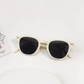 Retro cremeweiße quadratische Kinder-Sonnenbrille mit dunklen Gläsern und Nieten - Gebrochenes Weiß